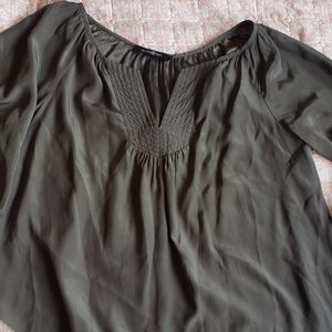 Alice & Trixie gray silk drapey blouse v neck. Small